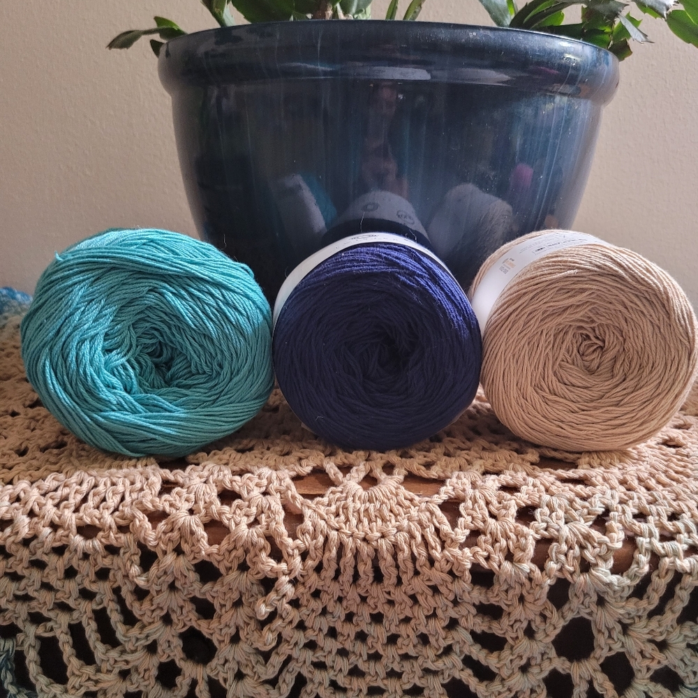 Hobbi solid twister yarn